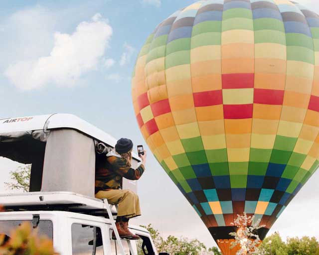 Camper near a hot air balloon - hire a campervan